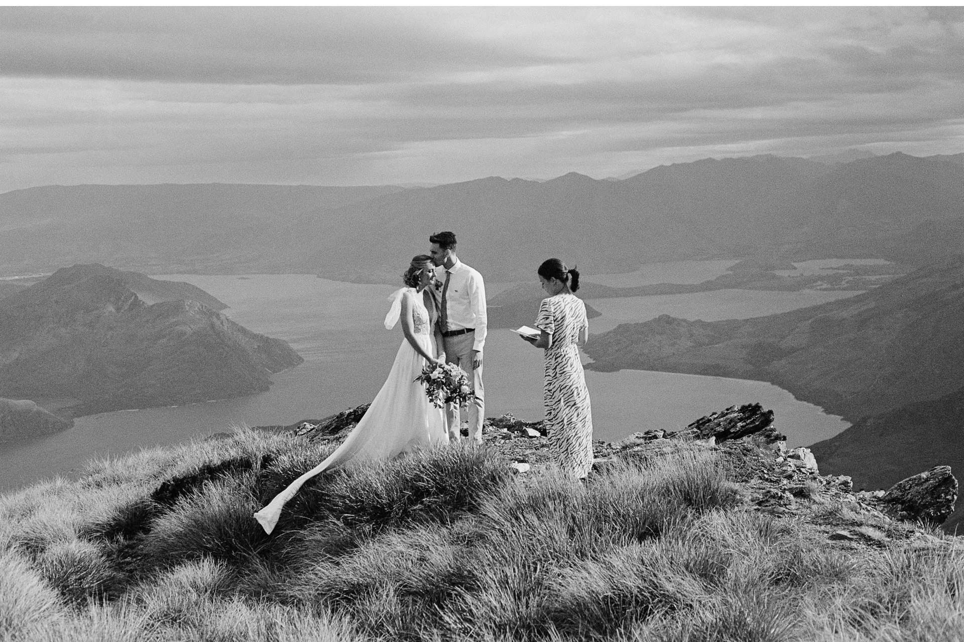 Twin-Peaks-Wanaka-Heli-Elopement-Photographer-008.jpg