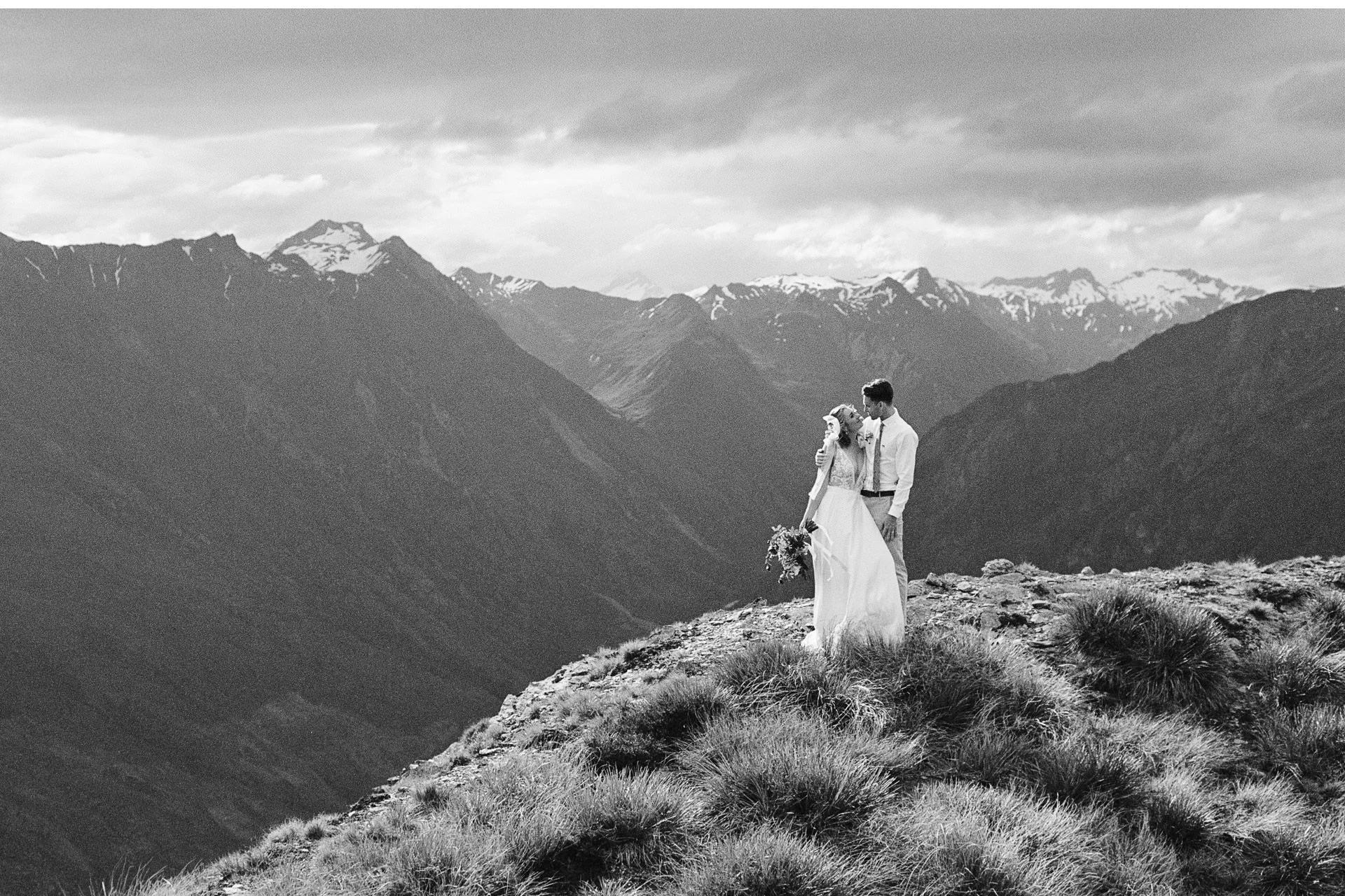 Twin-Peaks-Wanaka-Heli-Elopement-Photographer-012.jpg