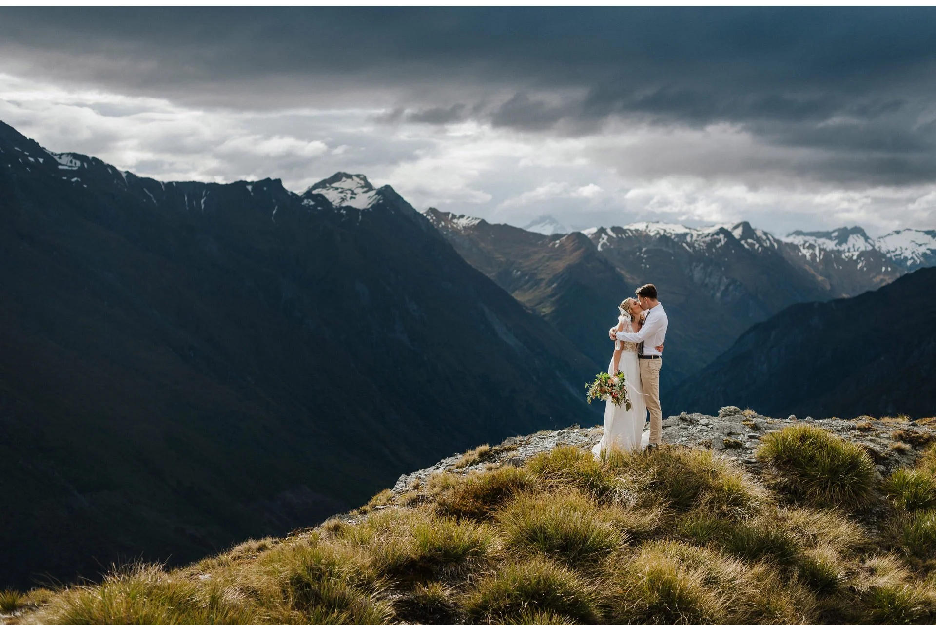 Twin-Peaks-Wanaka-Heli-Elopement-Photographer-016.jpg