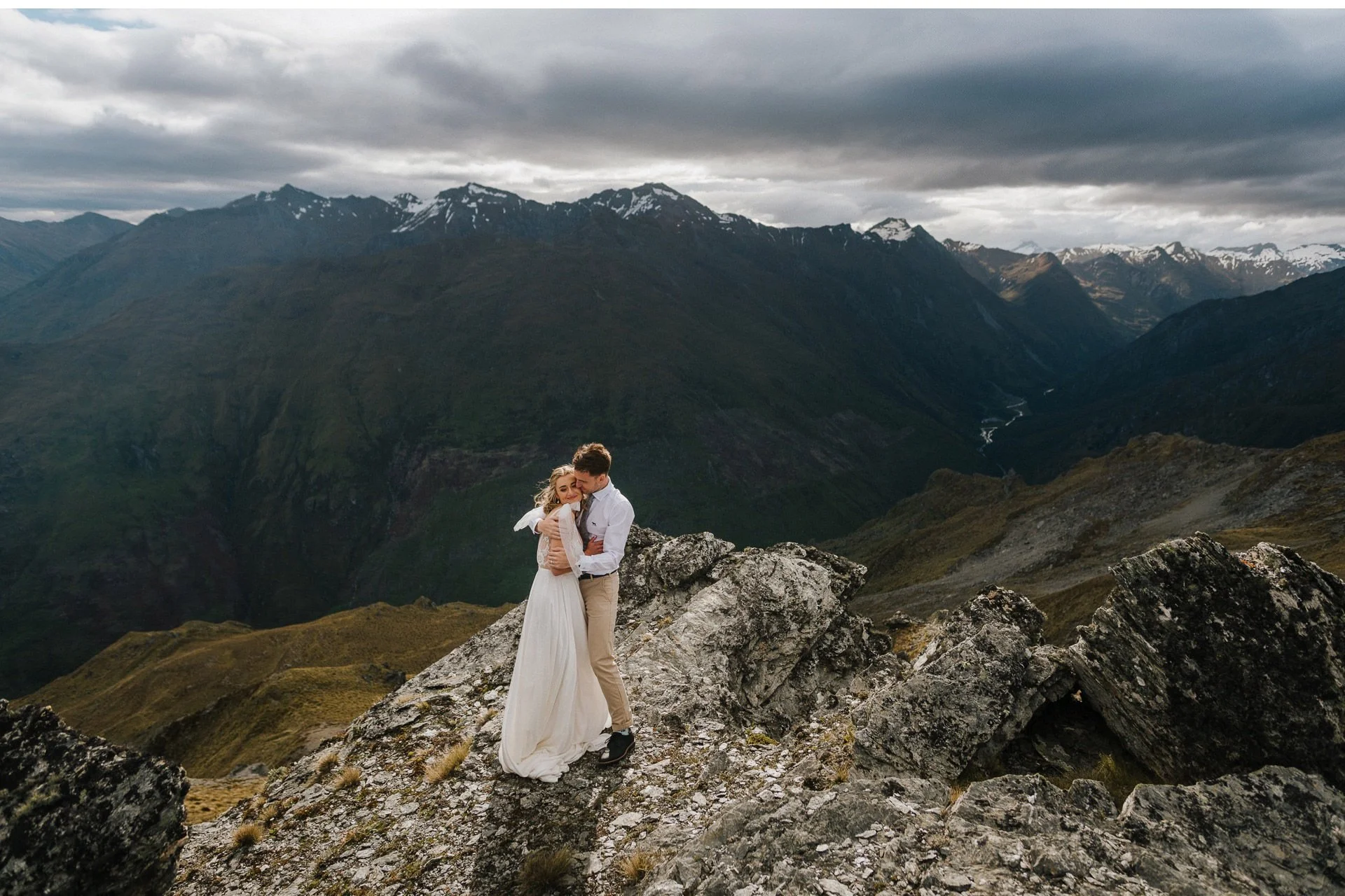 Twin-Peaks-Wanaka-Heli-Elopement-Photographer-017.jpg