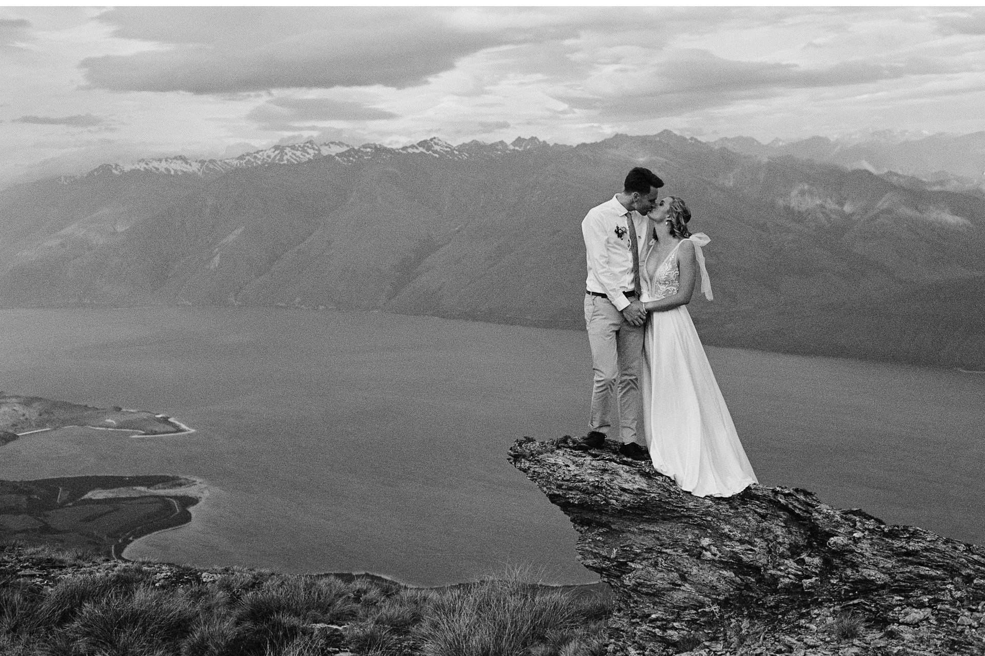 Twin-Peaks-Wanaka-Heli-Elopement-Photographer-024.jpg
